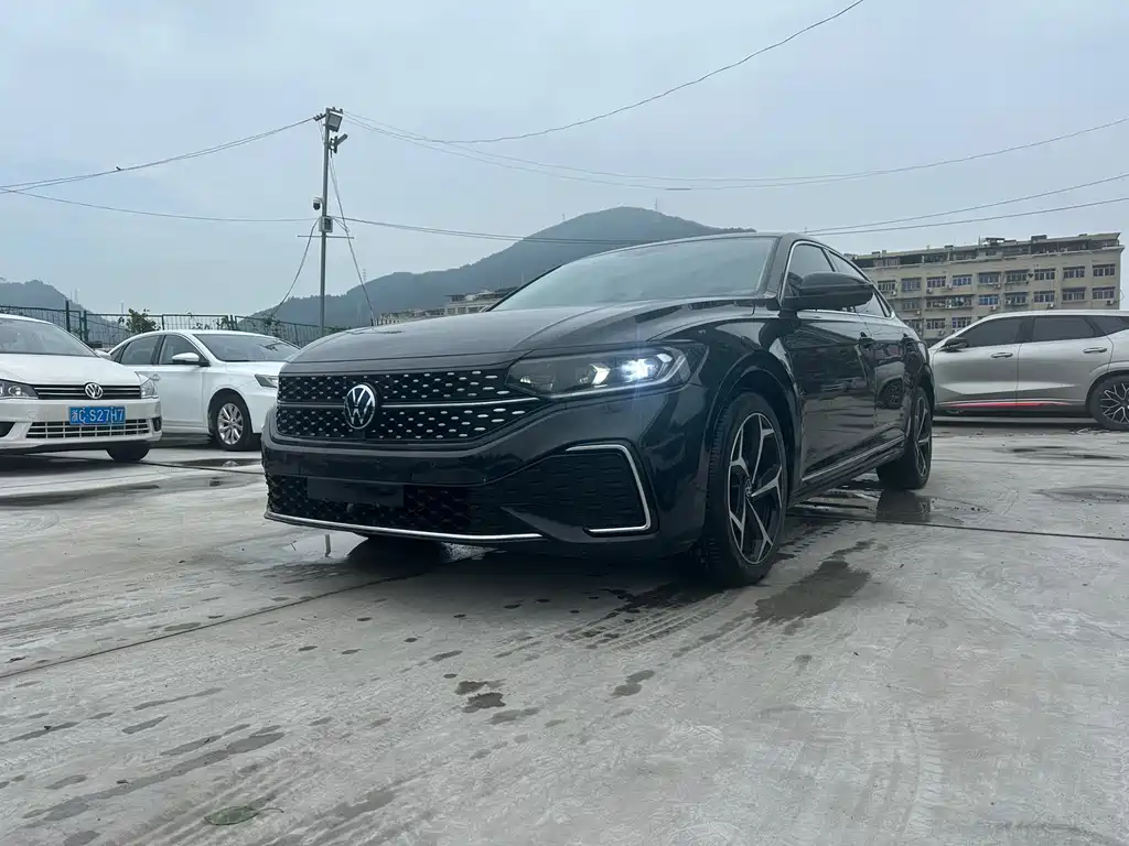  Passat 330TSI Luxury Edition